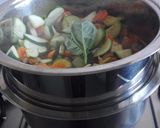Foto del paso 2 de la receta: Cuscús con verduras y gambas al vapor