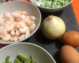 Foto del paso 1 de la receta Revuelto de guisantes con espárragos trigueros, gambas y huevos