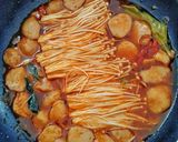 Foto langkah ke 2 dari resep Tumis Enoki Baso Pedas.
