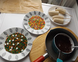 Foto del paso 2 de la receta: Palitos de plátano helados cubiertos de chocolate