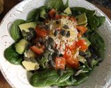 Foto del paso 2 de la receta Ensalada simple de hojas de espinacas crudas con aguacate, pepino y tomates