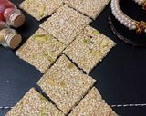 पिस्ता तिळपापडी (Pista Til Papdi Recipe In Marathi) रेसिपी स्टेप 5 फोटो 