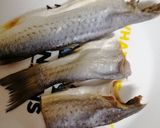 รูปขั้นตอนการทำที่ 1 ของ ปลากระบอกร้าทอด 🐟