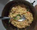 Foto langkah ke 3 dari resep Omelet Mie Instan.