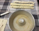 A picture of step 3 of Spinach and Ricotta Puff Pastry Braid Ring.