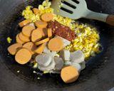 Foto langkah ke 2 dari resep Nasi Goreng Sosis Kornet.