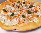 Foto del paso 4 de la receta: Pizza de salmón y alcaparras
