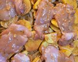 Foto del paso 8 de la receta: Pollo al horno con salsa y patatas