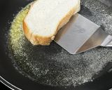 Foto del paso 2 de la receta: Torrijas con licor de hierbas 🌿🍞