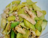 รูปขั้นตอนการทำที่ 3 ของ กระเทียมญี่ปุ่นผัดหมูสับ