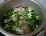 Foto langkah ke 2 dari resep Sop bakso instan.