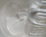 Foto langkah ke 3 dari resep Meringue Marmer Cookies.