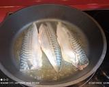 Foto del paso 3 de la receta: Caballa a la plancha con ensalada de pimientos del piquillo y espárragos verdes en conserva
