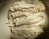 Foto langkah ke 1 dari resep Enoki saos simple.
