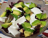 Foto del paso 3 de la receta: Ensalada de queso fresco y aguacate con miel