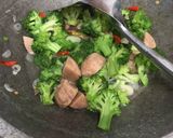 Foto langkah ke 4 dari resep Tumis Brokoli Bakso.