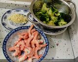 Foto del paso 4 de la receta: Brócolis salteados con pimentón y calamares con langostinos al ajillo