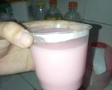 Foto langkah ke 3 dari resep Strawberry Pudding (lagi) (Simple).