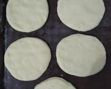 Foto langkah ke 3 dari resep Pizza mini teflon.