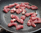 Foto del paso 2 de la receta: Bocaditos de cerdo con pimientos y cebolla a la soja