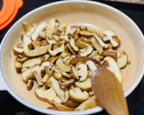 Foto del paso 2 de la receta: Tosta de scamorza 🍞 🧀 🍄 🥔 🍳