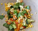 Foto langkah ke 5 dari resep Mix Sauté Vegetables with Oysters Sauce.