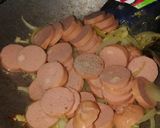 Foto langkah ke 3 dari resep Pizza Sosis Keju.