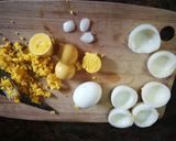 Foto del paso 1 de la receta Huevos de coral rellenos con pescado sobre escarola