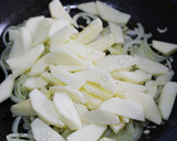 Foto del paso 2 de la receta: Trenza de cebolla y manzana
