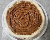Foto del paso 29 de la receta: Memory Cake de Vainilla, Dulce de Leche y Buttercream de Chocolate Blanco (Torta de cumpleaños)