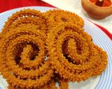 A picture of step 3 of Chakli (Muruku).