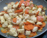 Foto del paso 2 de la receta: Pollo con verduras, quinoa y salsa de soja