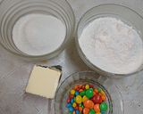 Foto del paso 1 de la receta: Galletitas con chips y confites