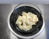 A picture of step 4 of Steamed tofu with sweet soy dressing sauce and spring onions.