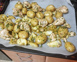 Foto del paso 5 de la receta: Contramuslo de pollo cocido y asado con papas y mojo