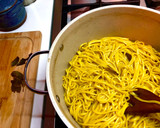 Foto del paso 2 de la receta: Tallarines amarillos con atún