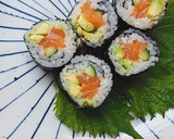 Foto del passaggio 8 della ricetta Maki sushi con salmone e avocado