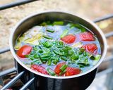 Hình bước làm 4 của món Canh Cá Thu Nấu Cà Chua Măng Tây Bí Ngòi