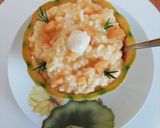 Foto del passaggio 4 della ricetta Riso freddo con melone, gorgonzola e rosmarino 🌷