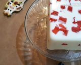 Foto del paso 11 de la receta: Gelatina de yogurt griego y mosaicos de fresa