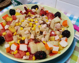 Foto del paso 2 de la receta: Ensalada de pasta veraniega con piña, melón, tomate, tronquitos, pavo y moras