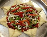صورة لخطوة 7 من وصفة بيتزا محشيه الاطراف🍕
