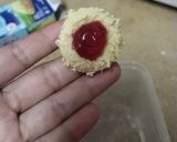 Foto langkah ke 11 dari resep Kue thumbprint stroberi keju🍓🤤.