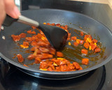 Foto del paso 3 de la receta: Garbanzos salteados con chorizo y albahaca