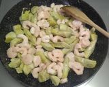 Foto del paso 2 de la receta: Alcachofas con gambas🦐