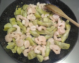 Foto del paso 2 de la receta: Alcachofas con gambas🦐