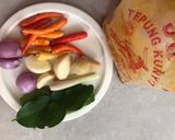 Foto langkah ke 2 dari resep Tongkol suwir bumbu kunyit.