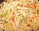 Foto del passaggio 2 della ricetta Involtini primavera con salsa agrodolce