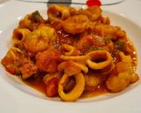 Foto del paso 5 de la receta: Chipirones encebollados con tomate y gambas