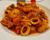 Foto del paso 5 de la receta: Chipirones encebollados con tomate y gambas
